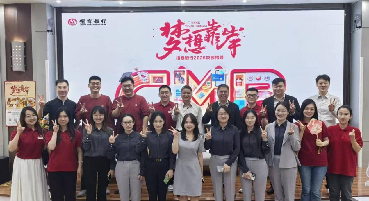 借上合峰会热度让大家亲手触摸非遗漆扇